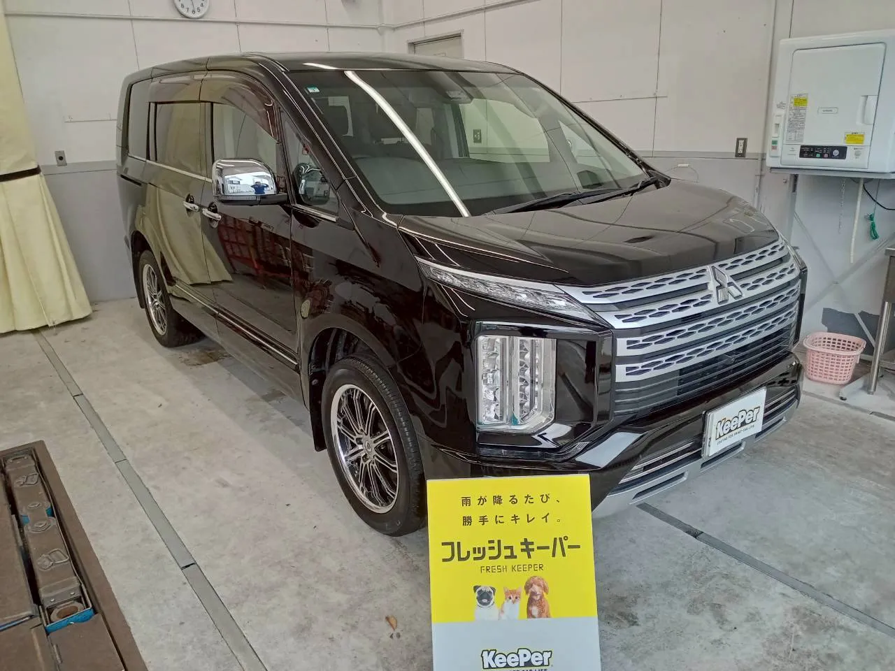 三菱デリカD：5へのフレッシュキーパー施工事例、ブラックのミニバン・SUV・クロカン中古車・経年車にガラスコーティング