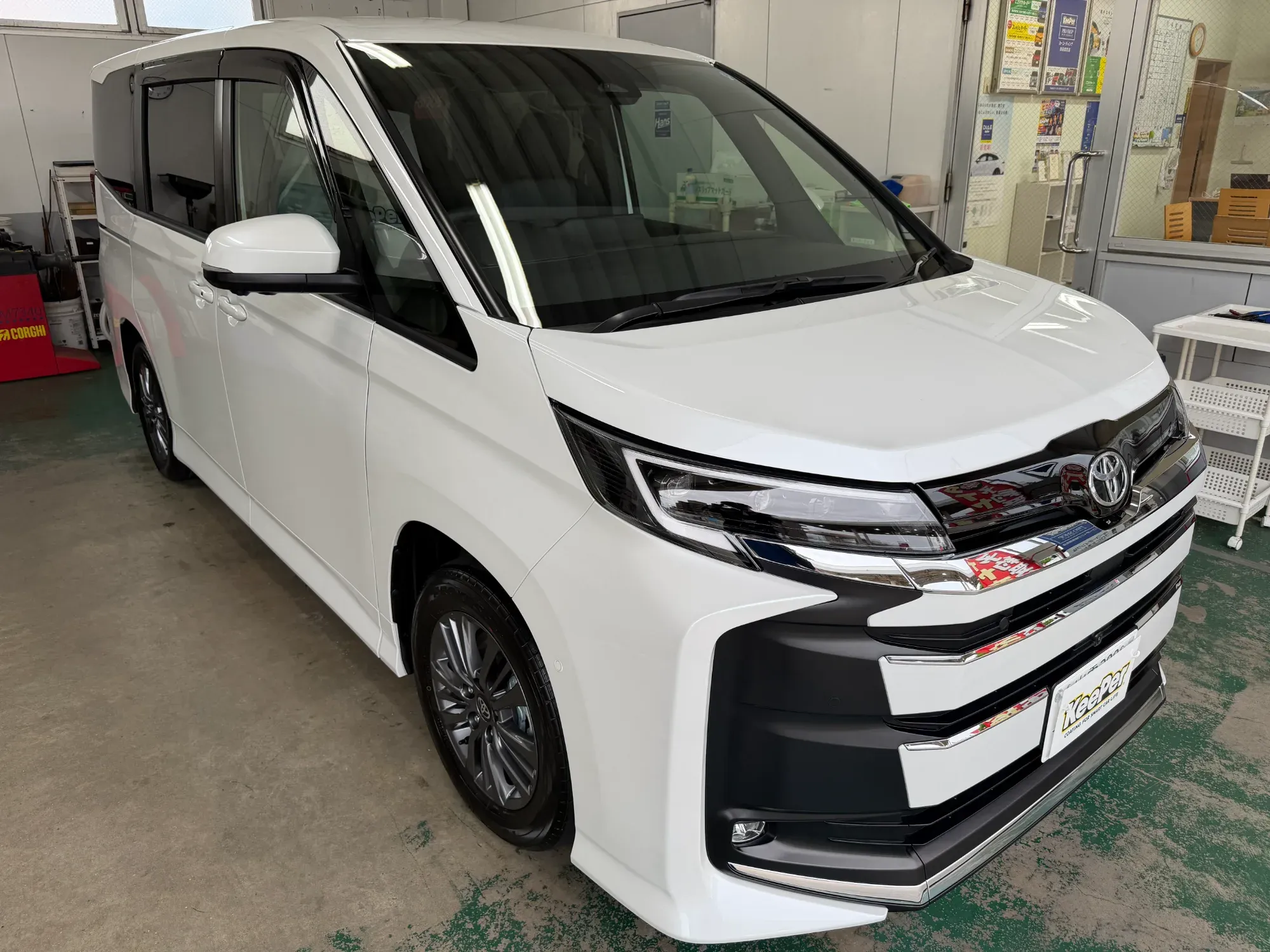 トヨタ ノア ダイヤⅡキーパープレミアム施工、ミニバン新車ホワイト・淡色系ガラスコーティング撥水仕上げ