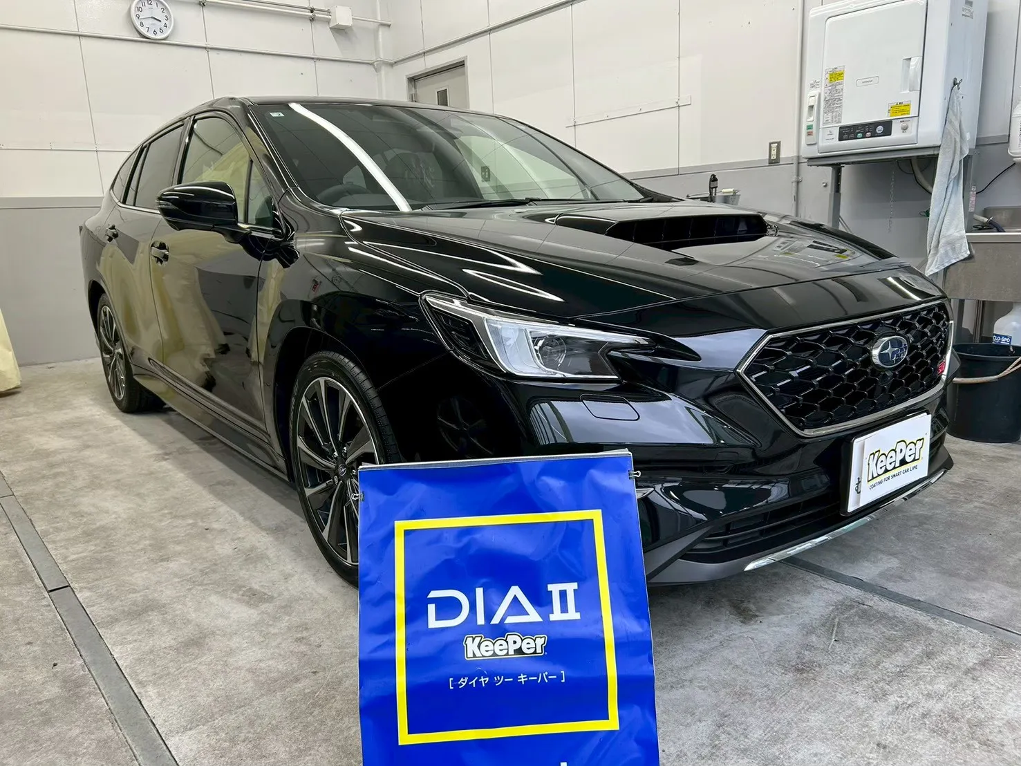 スバルレヴォーグへのダイヤⅡキーパープレミアム施工、新車ブラック濃色系セダンにガラスコーティング