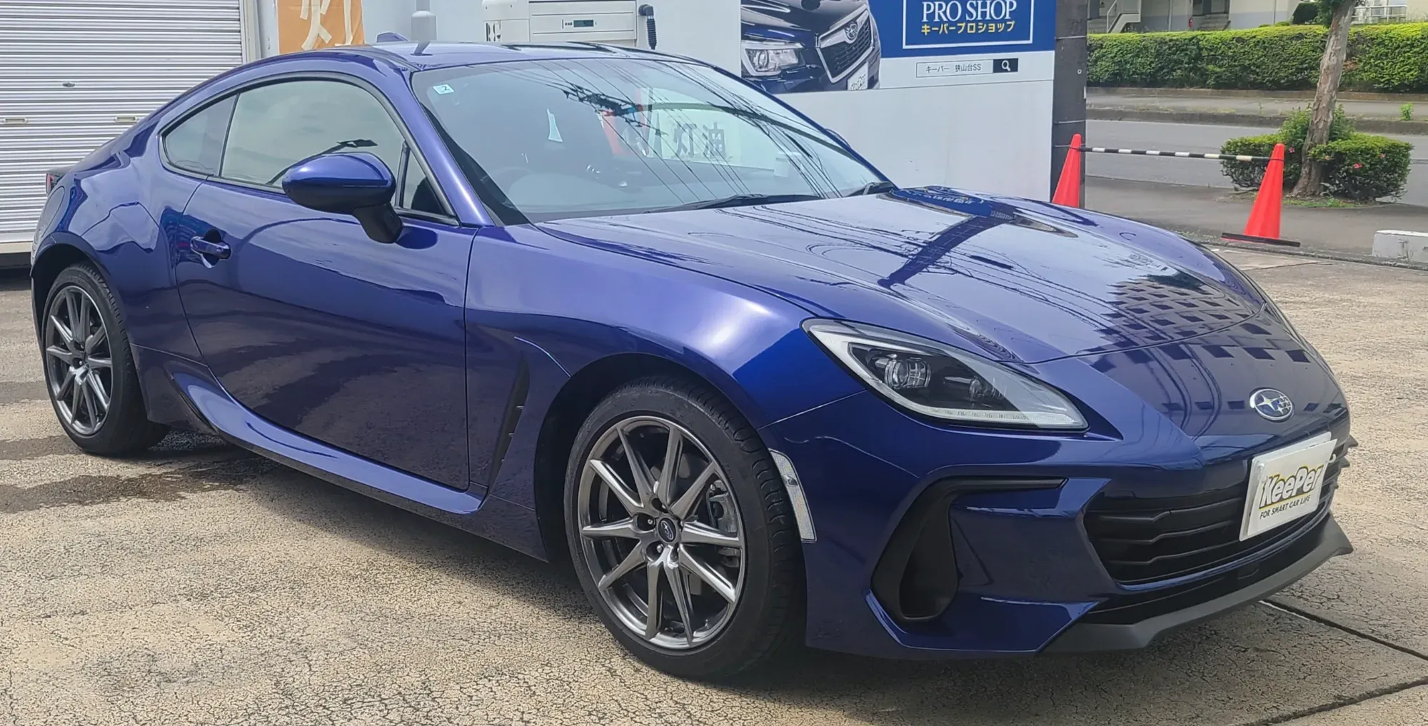 スバルBRZにダイヤIIキーパー施工、スポーツカーの濃色ボディを傷消し研磨で艶やかに