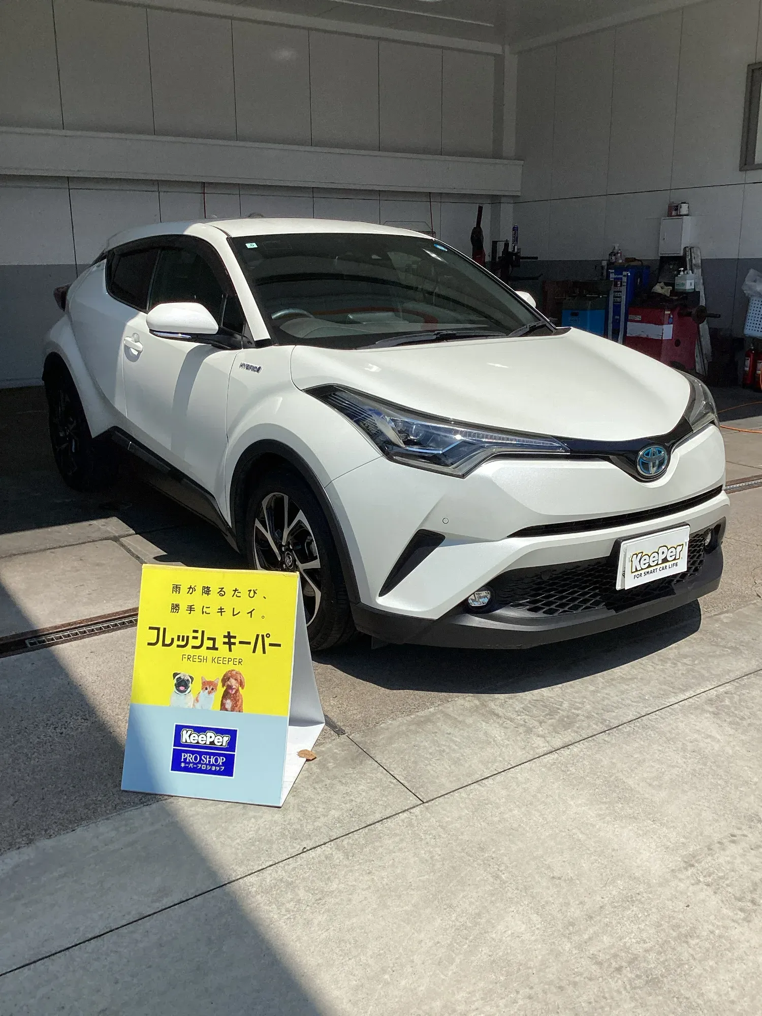 トヨタC-HRのホワイト系SUVにフレッシュキーパーガラスコーティングを施工