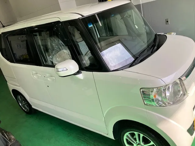 ホンダN-BOXクリスタルキーパー施工、軽中古車・経年車向け傷消し研磨とホワイト系ガラスコーティング。
