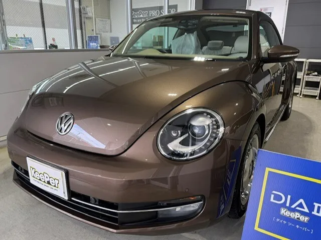 フォルクスワーゲン ビートルにブラック車向けダイヤⅡキーパーでガラスコーティングと傷消し研磨を実施