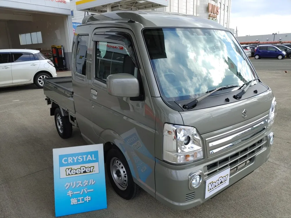 クリスタルキーパーで撥水仕上げされた新車スズキ・スーパーキャリイ（シルバー・グレー系）