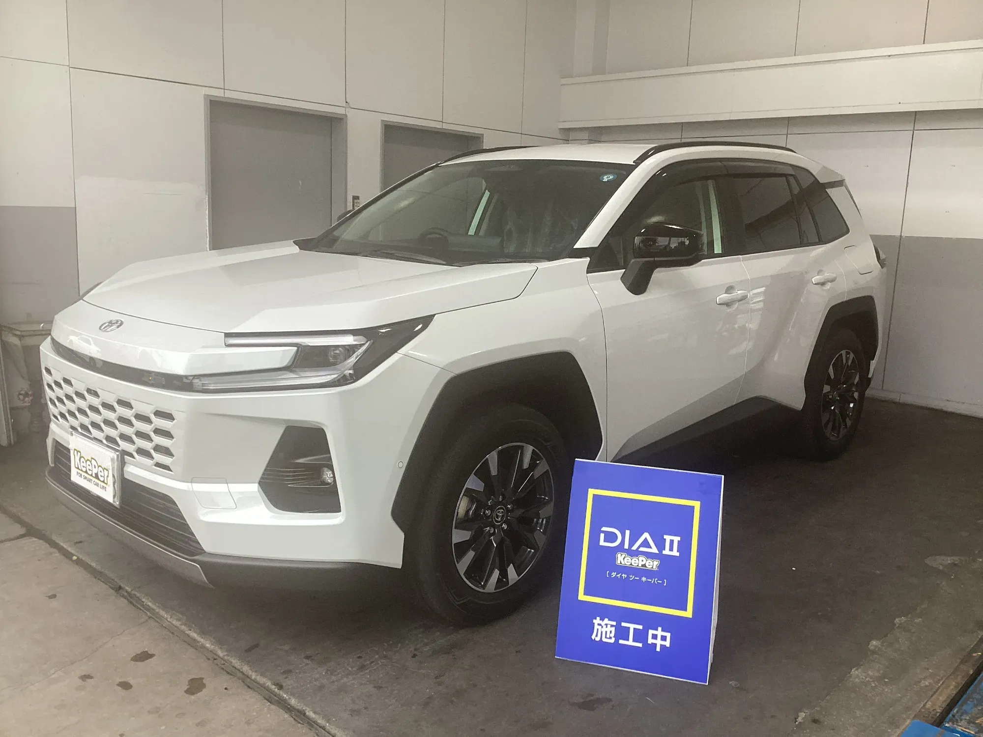 トヨタRAV4新車にダイヤモンドキーパー施工、SUVホワイト系ガラスコーティング