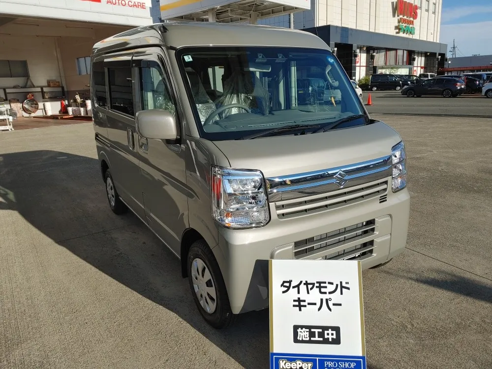 スズキ エブリイワゴンにクリスタルキーパーで撥水仕上げ。新車のシルバー・グレー系軽自動車が輝く。
