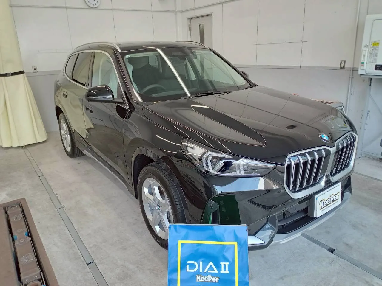 BMW X1へのダイヤモンドキーパープレミアム施工、輸入車SUV新車、ブラック濃色系ガラスコーティング