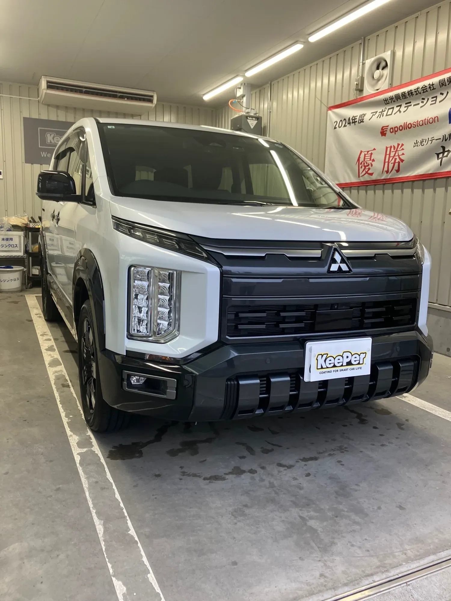 三菱デリカD：5へのクリスタルキーパー施工。ミニバン中古車・経年車ホワイト系ガラスコーティング。