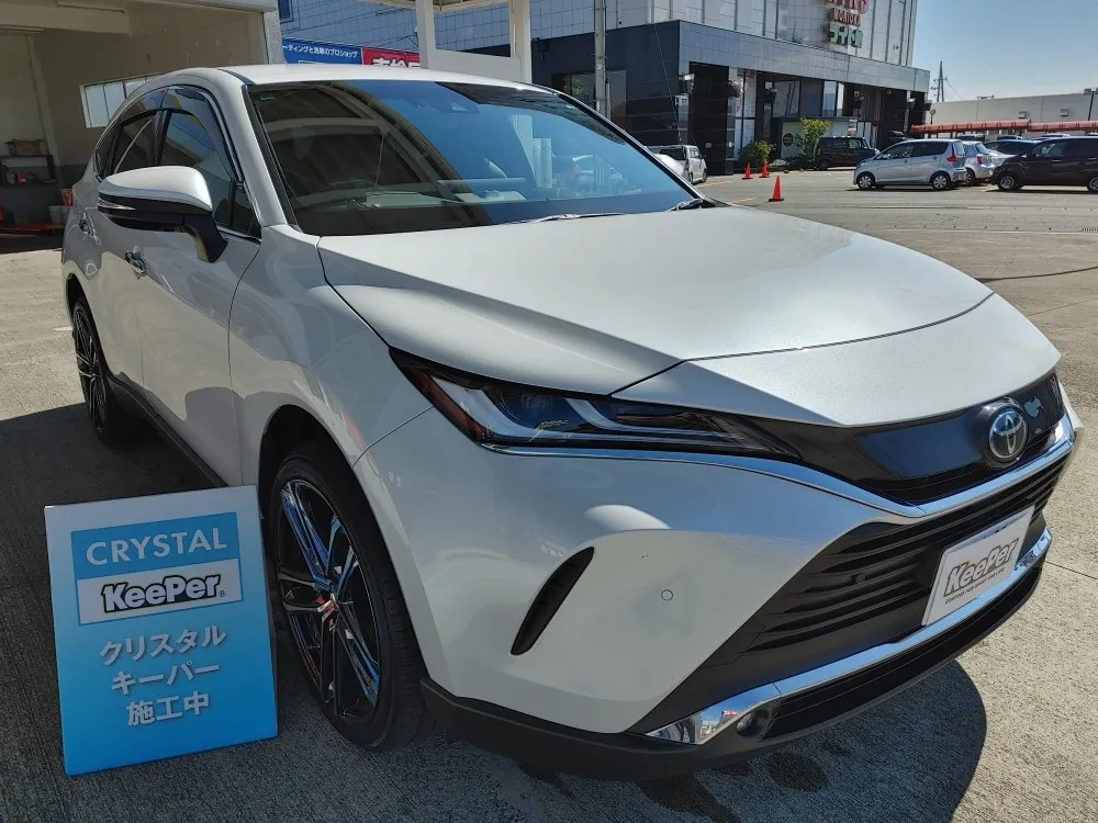 トヨタ ハリアーハイブリッドへのクリスタルキーパー施工例、SUV・中古車・ホワイト系、撥水仕上げ。