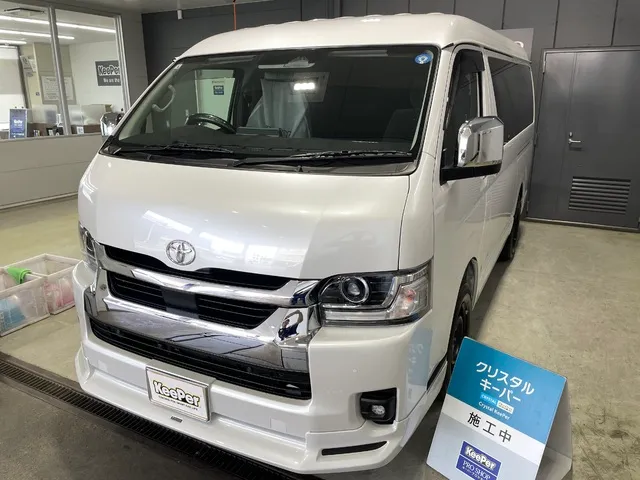 トヨタハイエースにクリスタルキーパーを施工、ミニバンの新車ホワイト車体にガラスコーティング