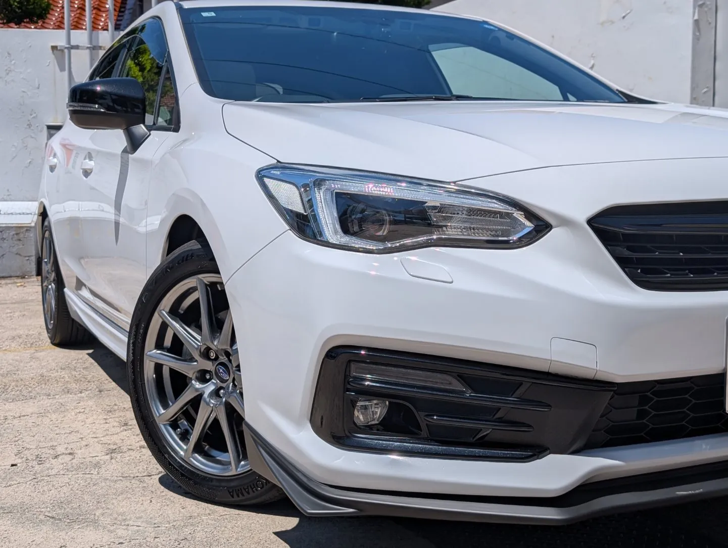スバルインプレッサへのフレッシュキーパー施工例。中古・経年車のホワイト系コンパクトカーを保護。