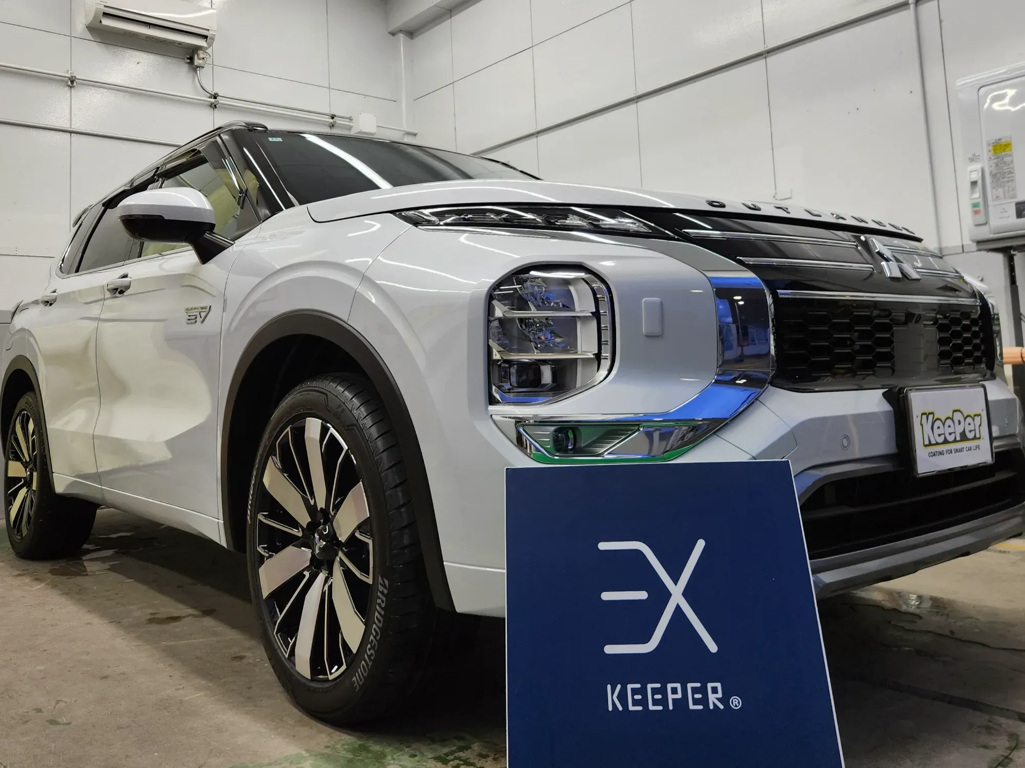 三菱アウトランダーEXキーパープレミアム施工、SUV新車ホワイト系ガラスコーティング撥水仕上げ