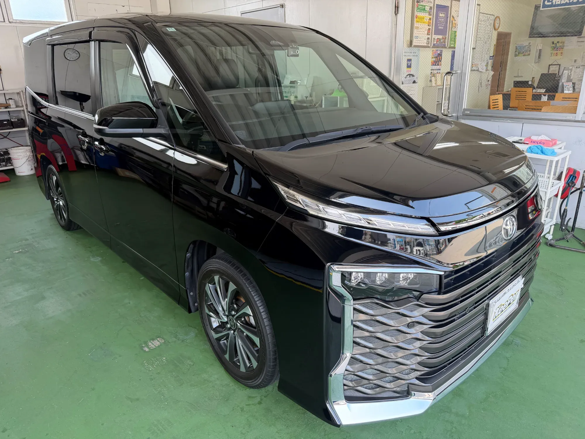 トヨタ ヴォクシー中古車・経年車へのダイヤIIキーパーガラスコーティング（ブラック・濃色系）
