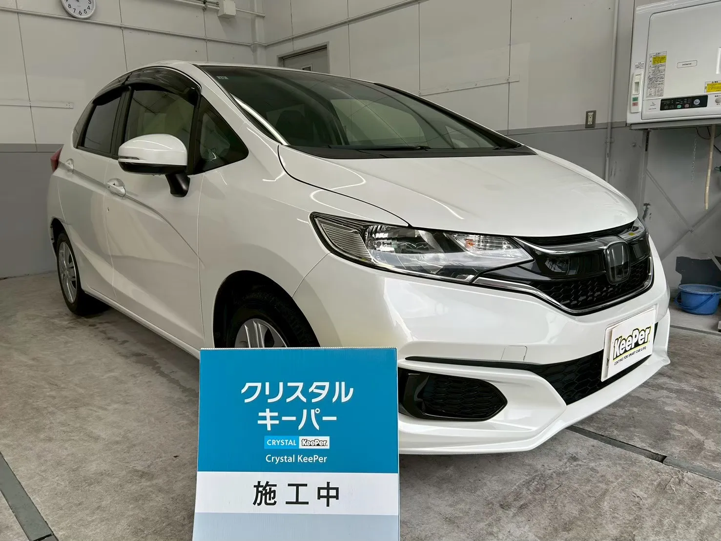 ホンダフィットへのクリスタルキーパー施工。コンパクトカー、ホワイト・淡色系、中古車・経年車に最適なガラスコーティング。