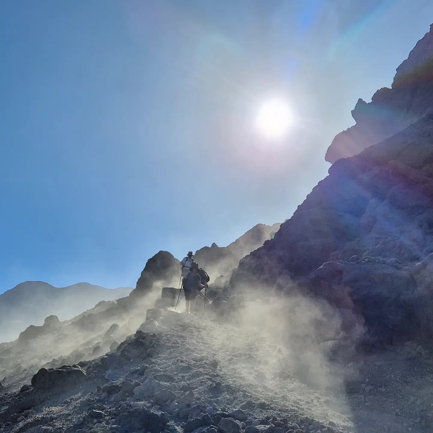 🌋🥾