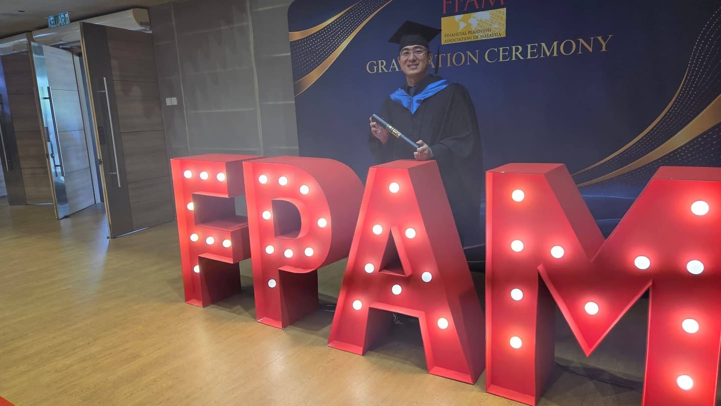 Graduated successfully! My journey to becoming a financial advisor 3