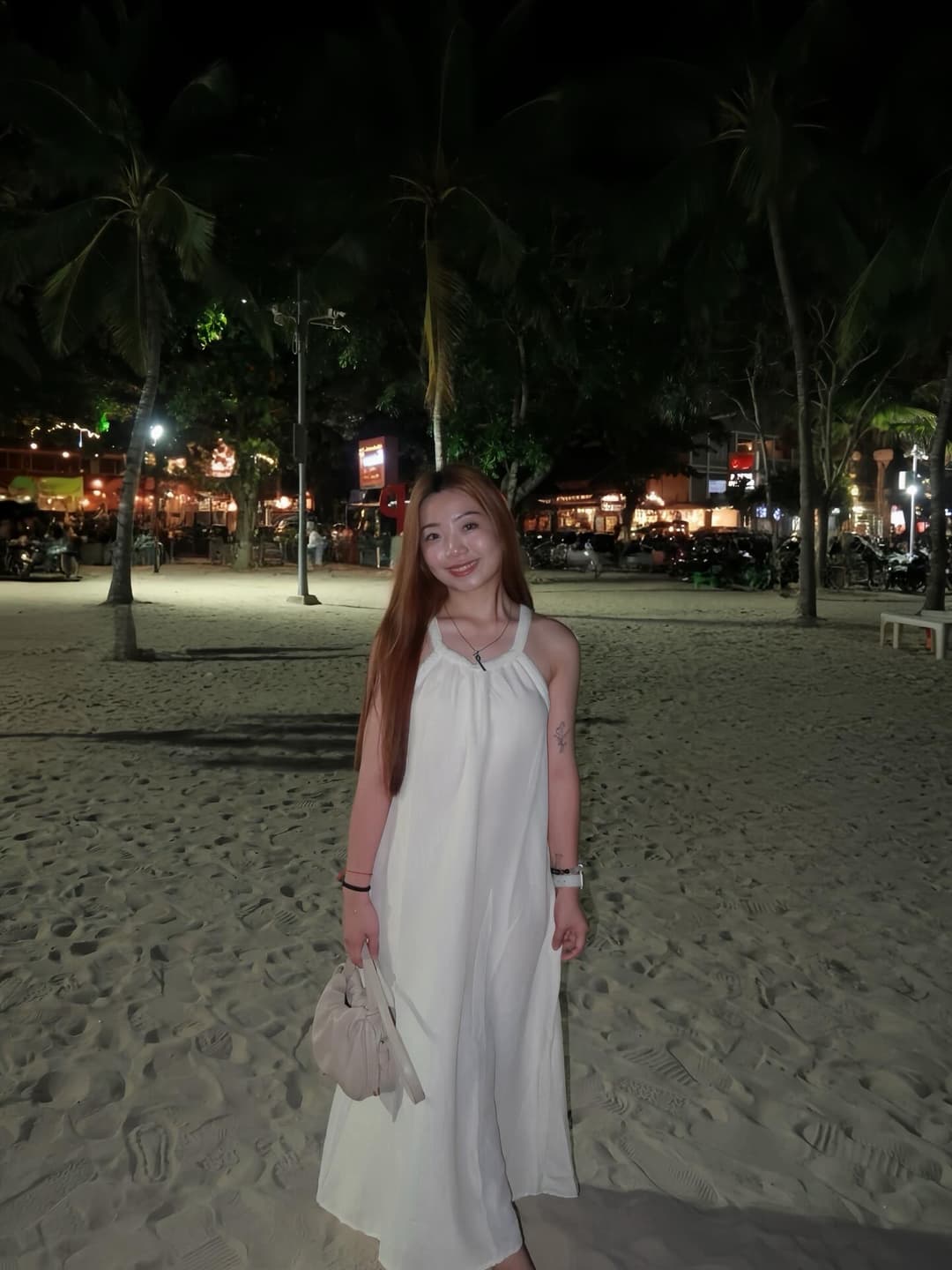 The night is gentle, the sea breeze is just right ✨🤍