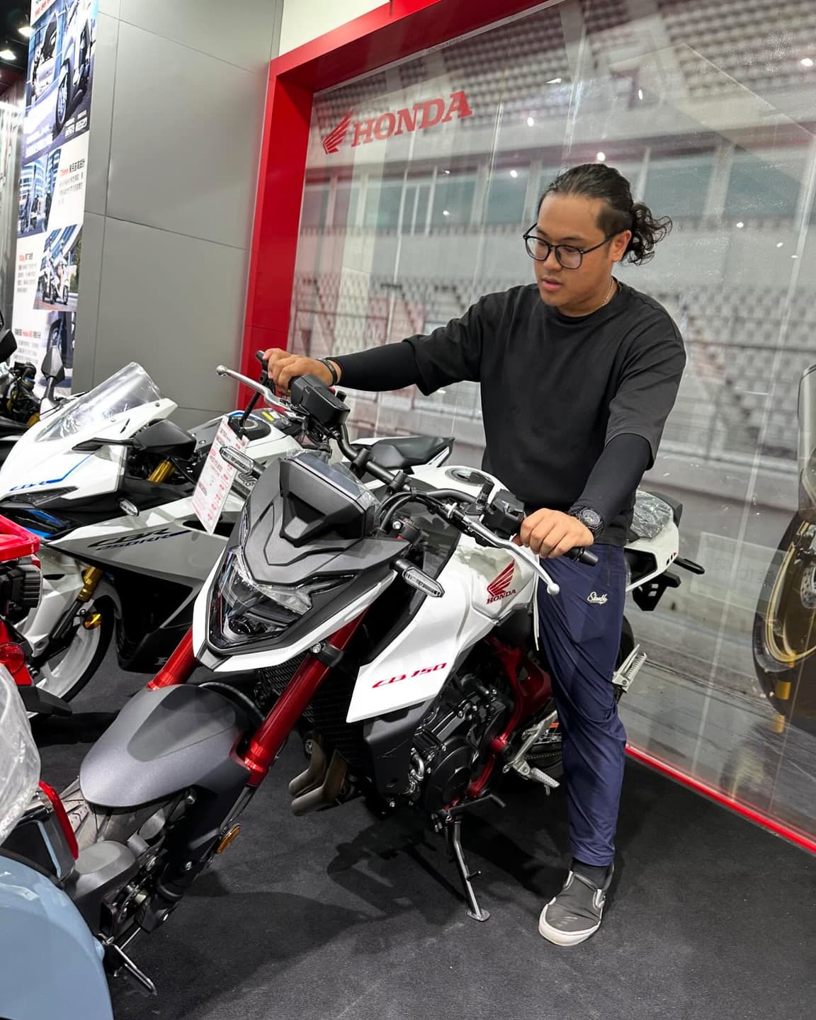 Hornet vs CL300 Comparison Photos 6