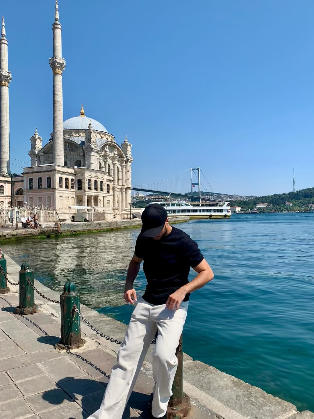 I'm looking for a mosque to pray at. Does anyone know of one nearby?