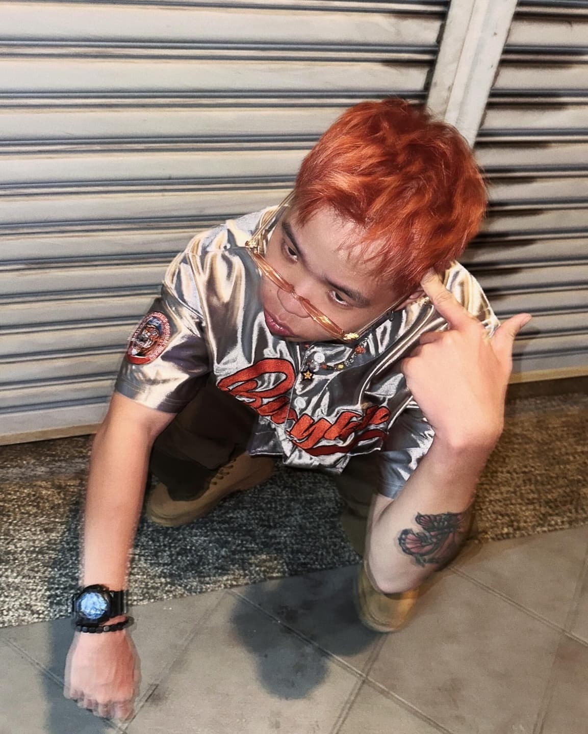 Short orange head Handsome hairdresser