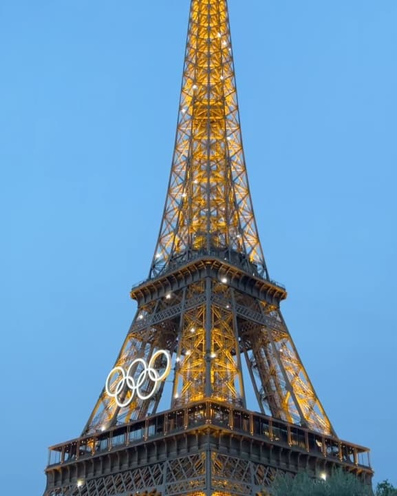 It's the Eiffel Tower, innit 🇫🇷 4