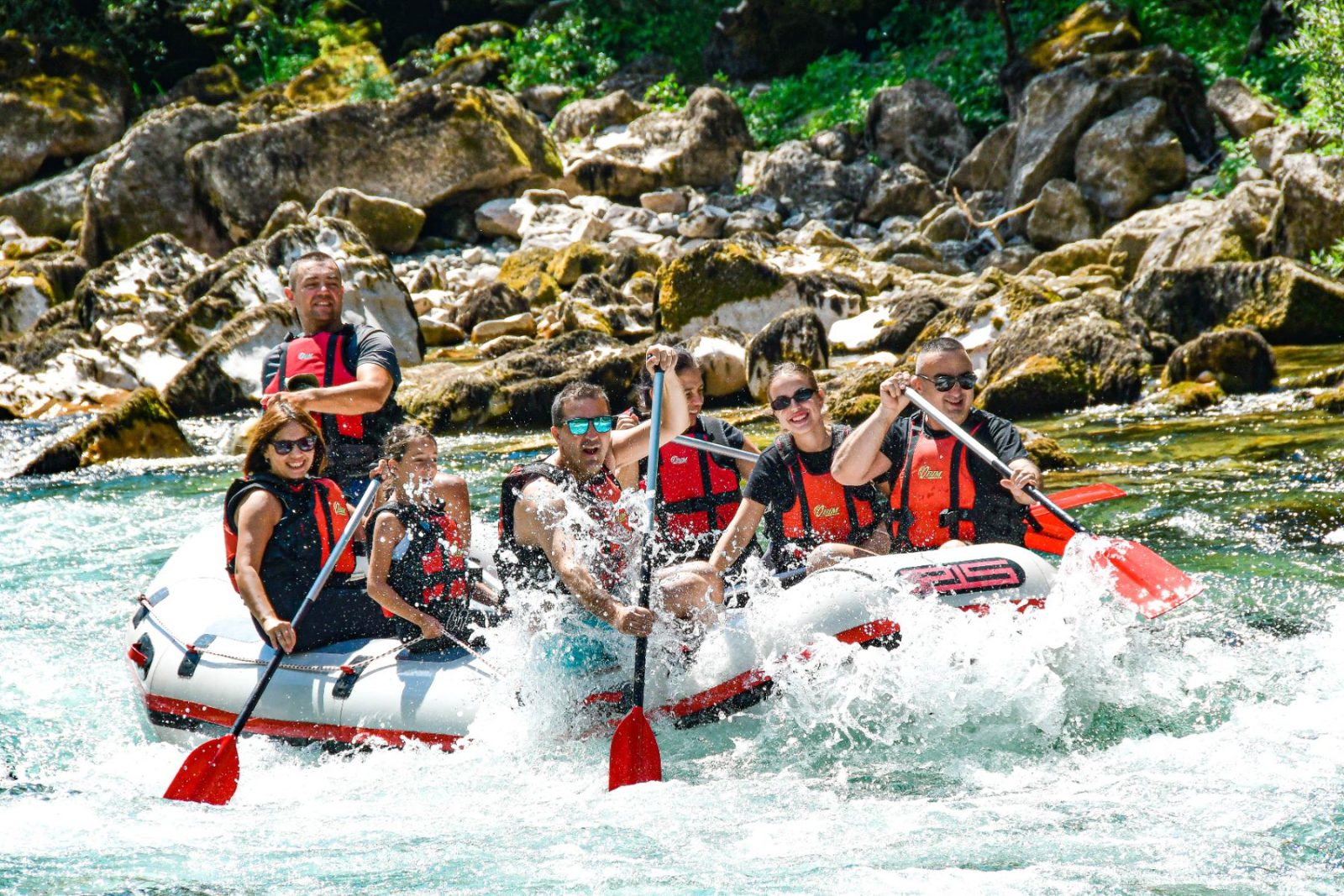 Rafting čamac sa gostima na brzacima rijeke Tare kroz kanjon kod Foče