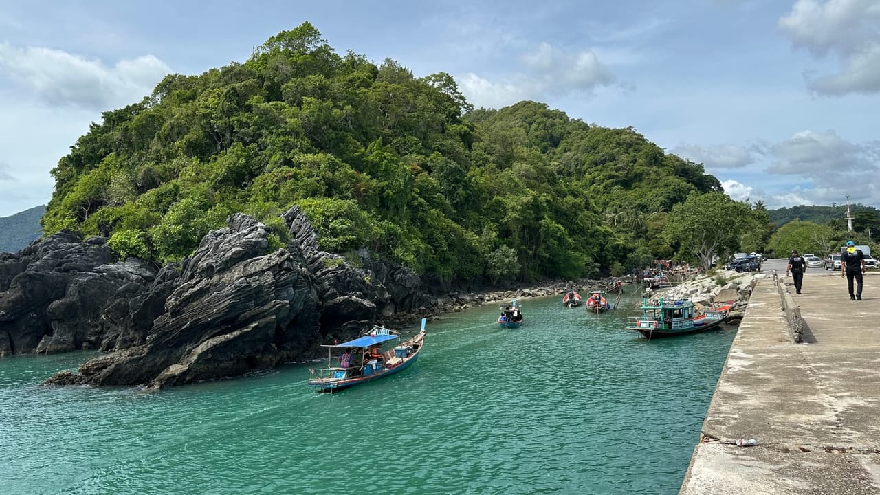 เรือชมโลมาสีชมพู ลำละ 1,200 บาท