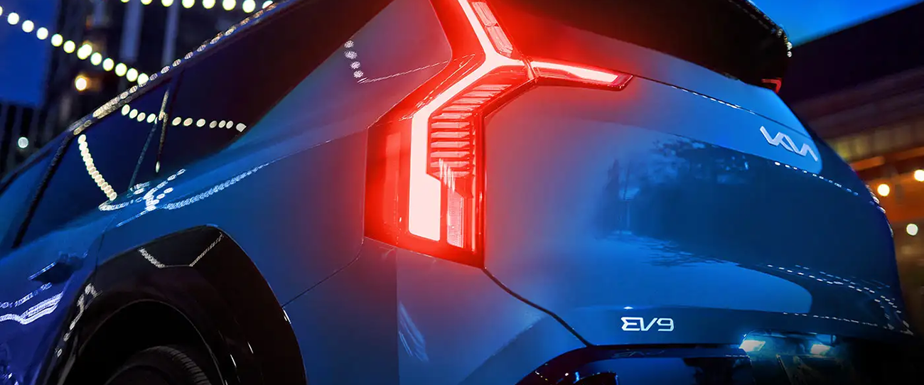Vue de près de l'arrière du Kia EV9 2025 et de son phare allumées