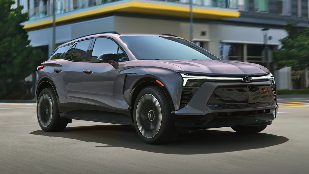 Vue 3/4 avant et latérale du Chevrolet Blazer EV 2025 à une intersection en pleine puissance