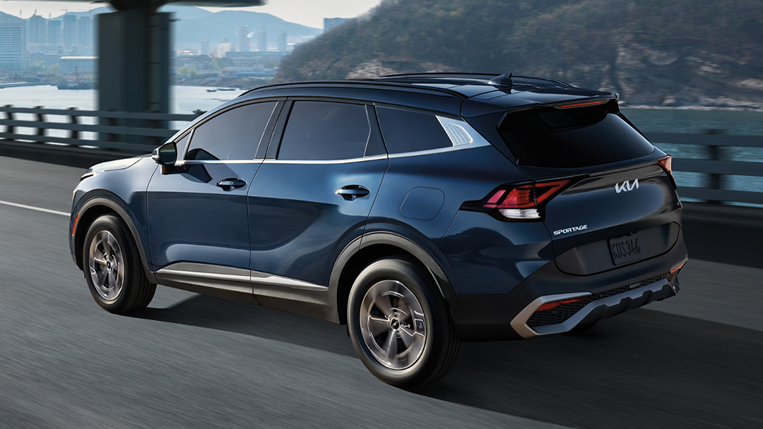 Vue arrière du Kia Sportage 2025 sur route en pleine puissance