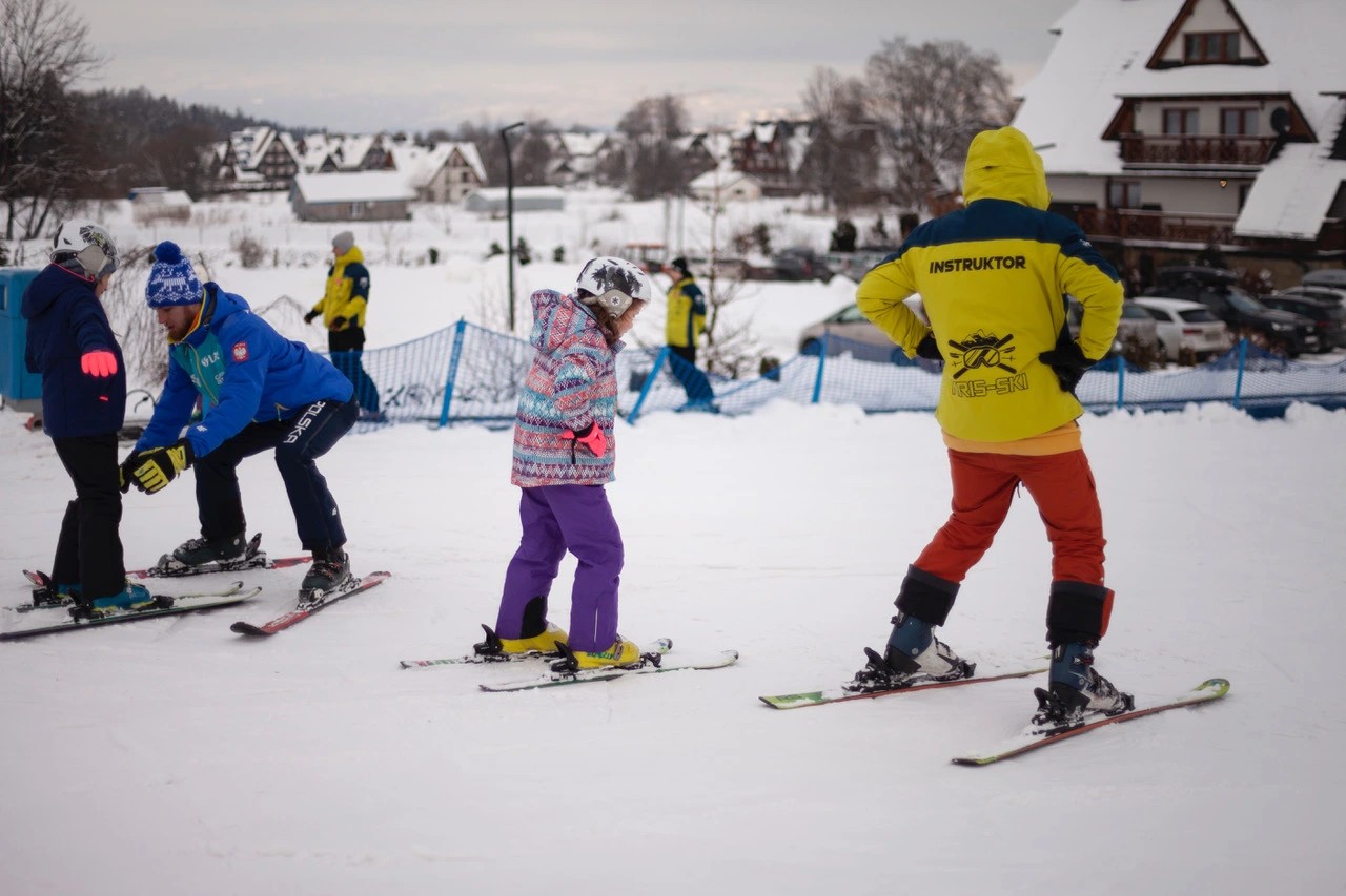 KRIS-SKI Szkoła narciarska Wypożyczalnia Wyciąg taśma