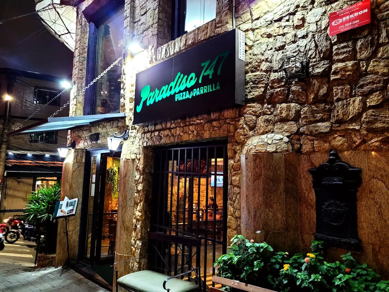Paradiso 747 Pizza & Parrilla