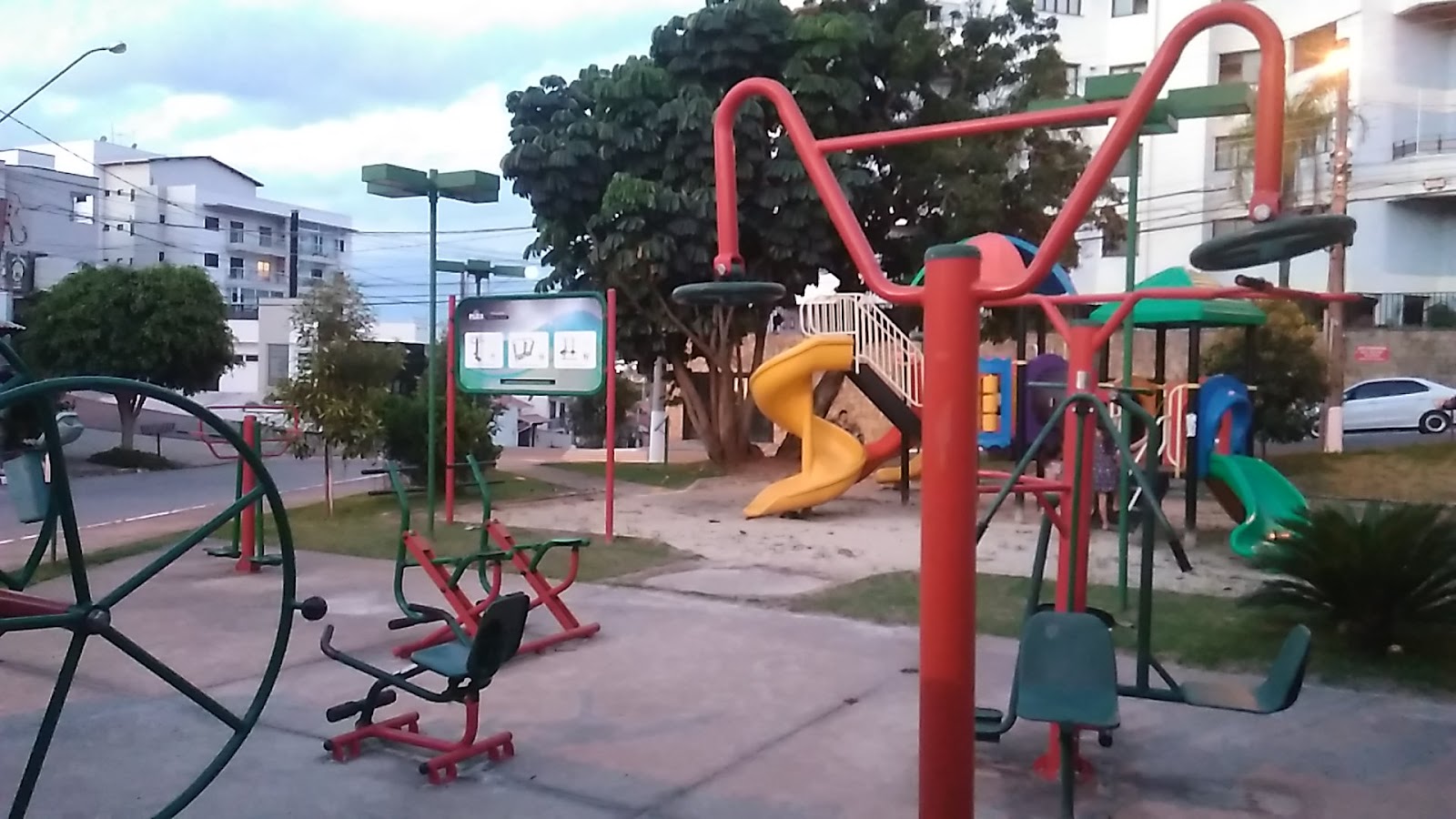 PRAÇA HELENA CARBONARI SANTANNA
