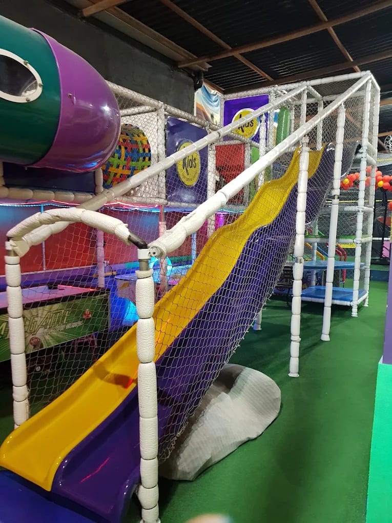 Área kids de Kids Guarujá restaurante pizzaria Bar & Boliche