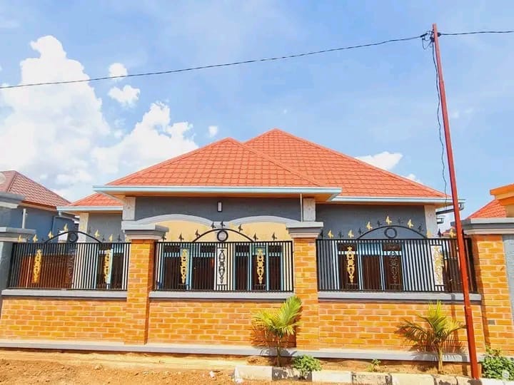 It has  4 bedrooms  3 bathrooms  Sitting room  Dining room  Kitchen inside with annex  Parking and garden  Price:120,000,000Million Good morning