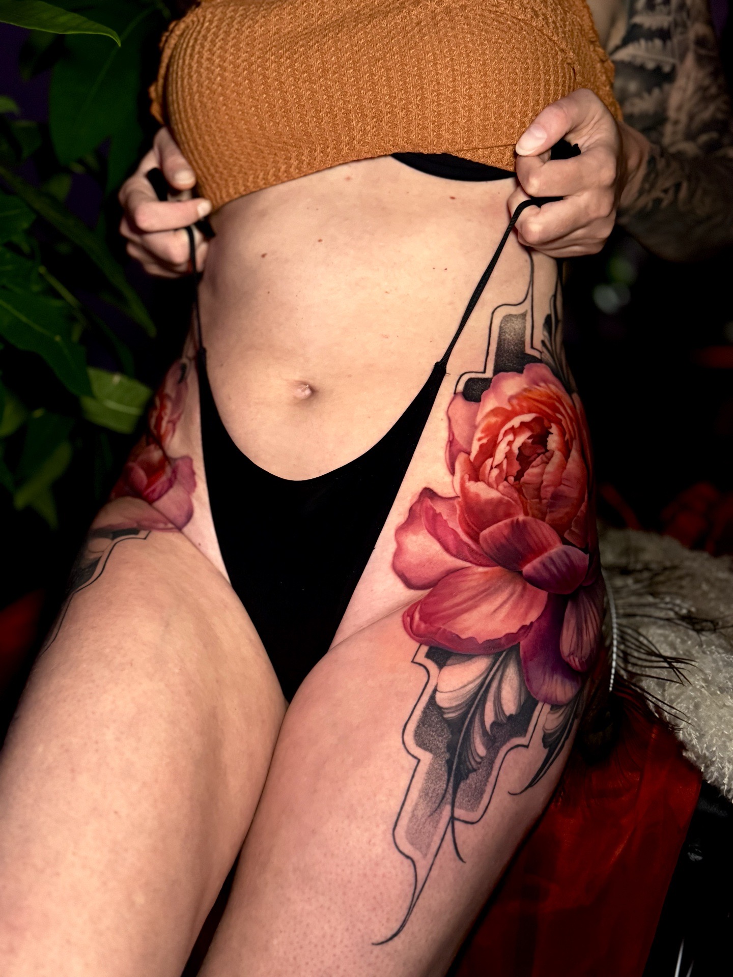 Symétrie pivoine et ornemental sur les hanches.