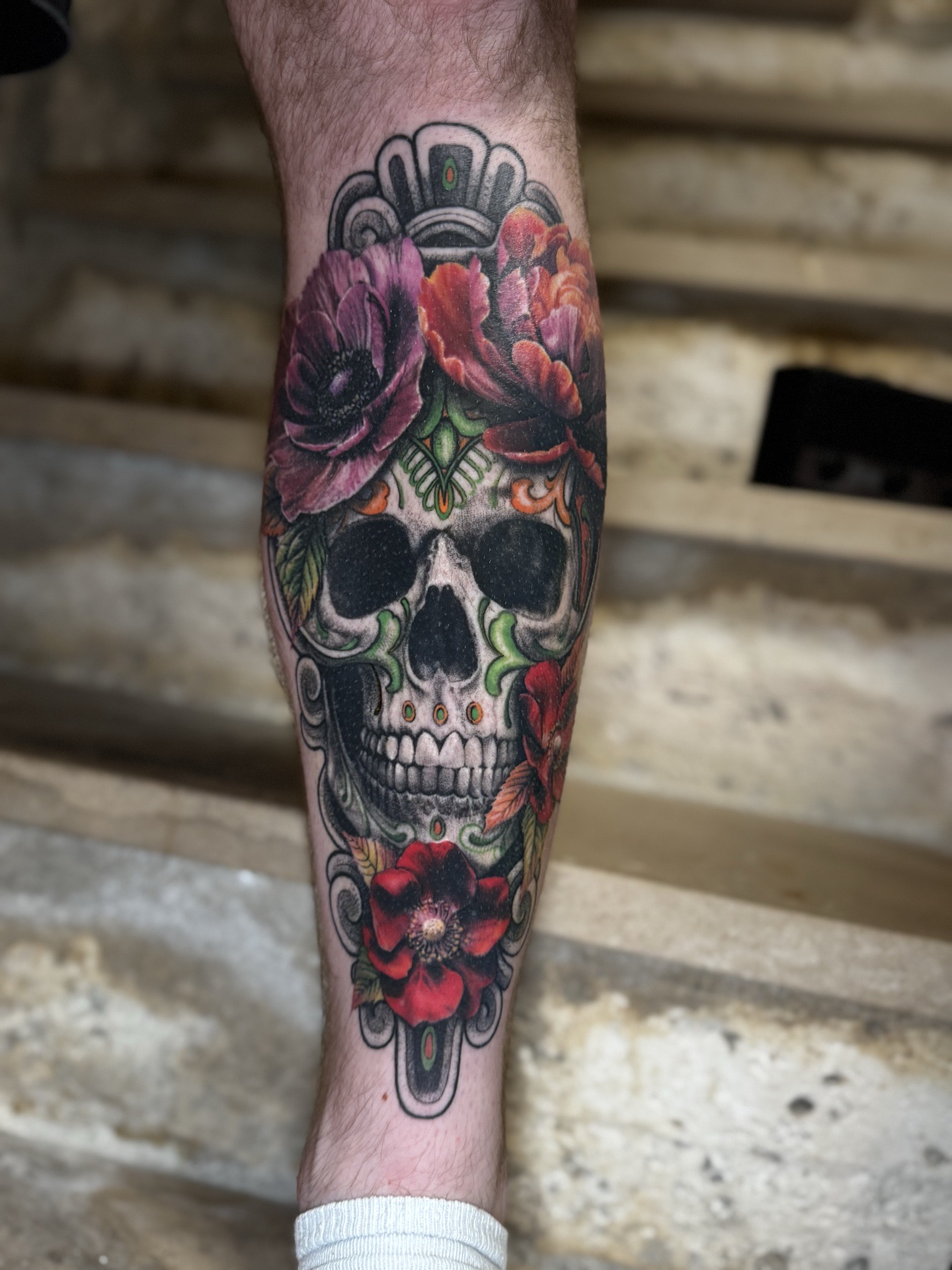 Tibia crâne mexicain avec Anémone, Pivoine et Ellebore.