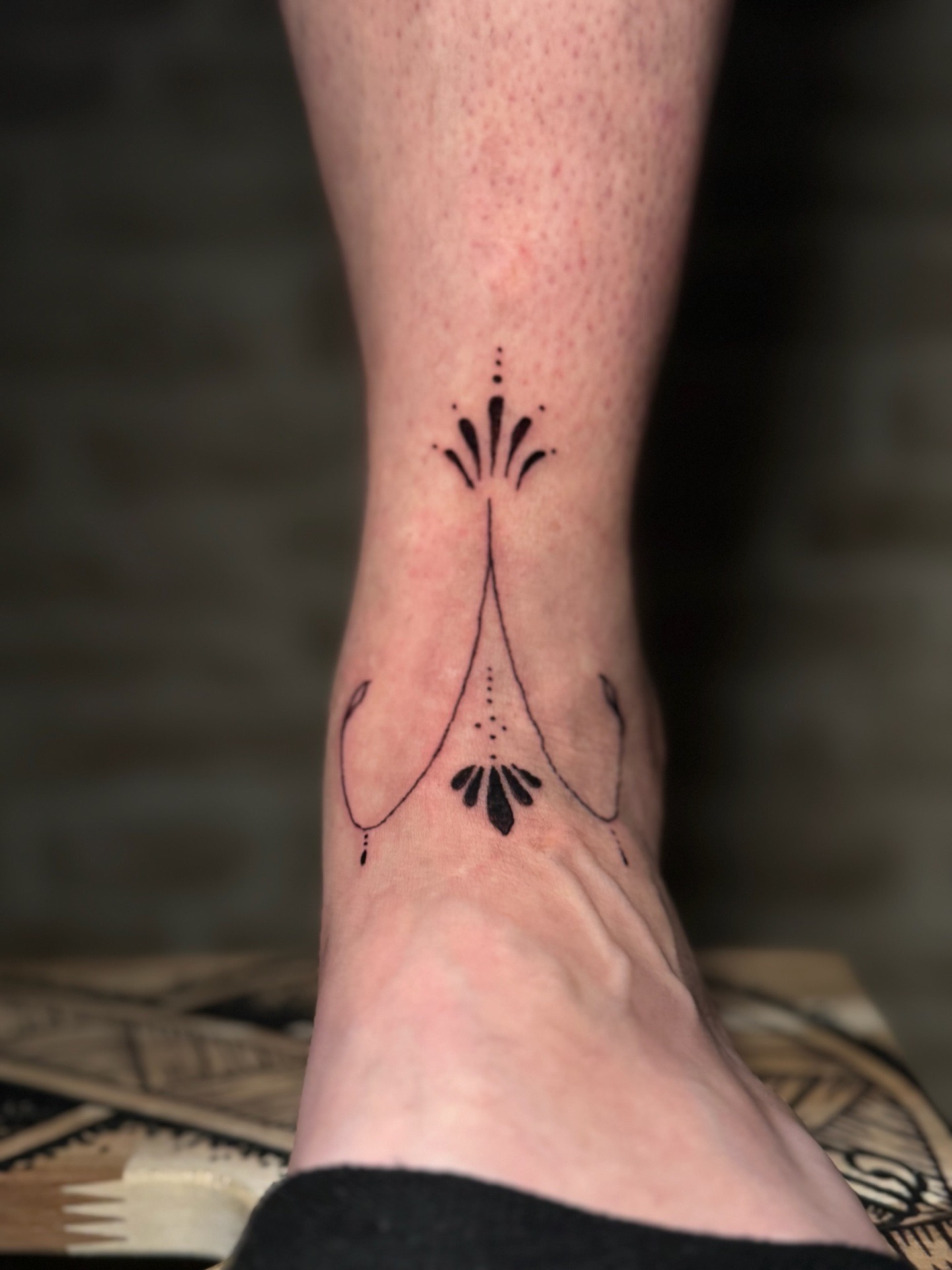 Un tatouage sous le signe du belier, discret, mais chargé de caractère.
