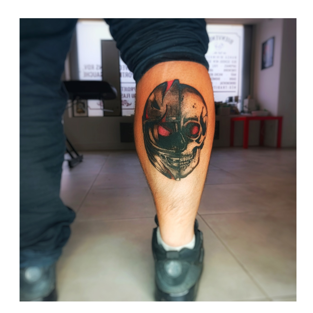 Split tattoo noir et rouge pour un motard