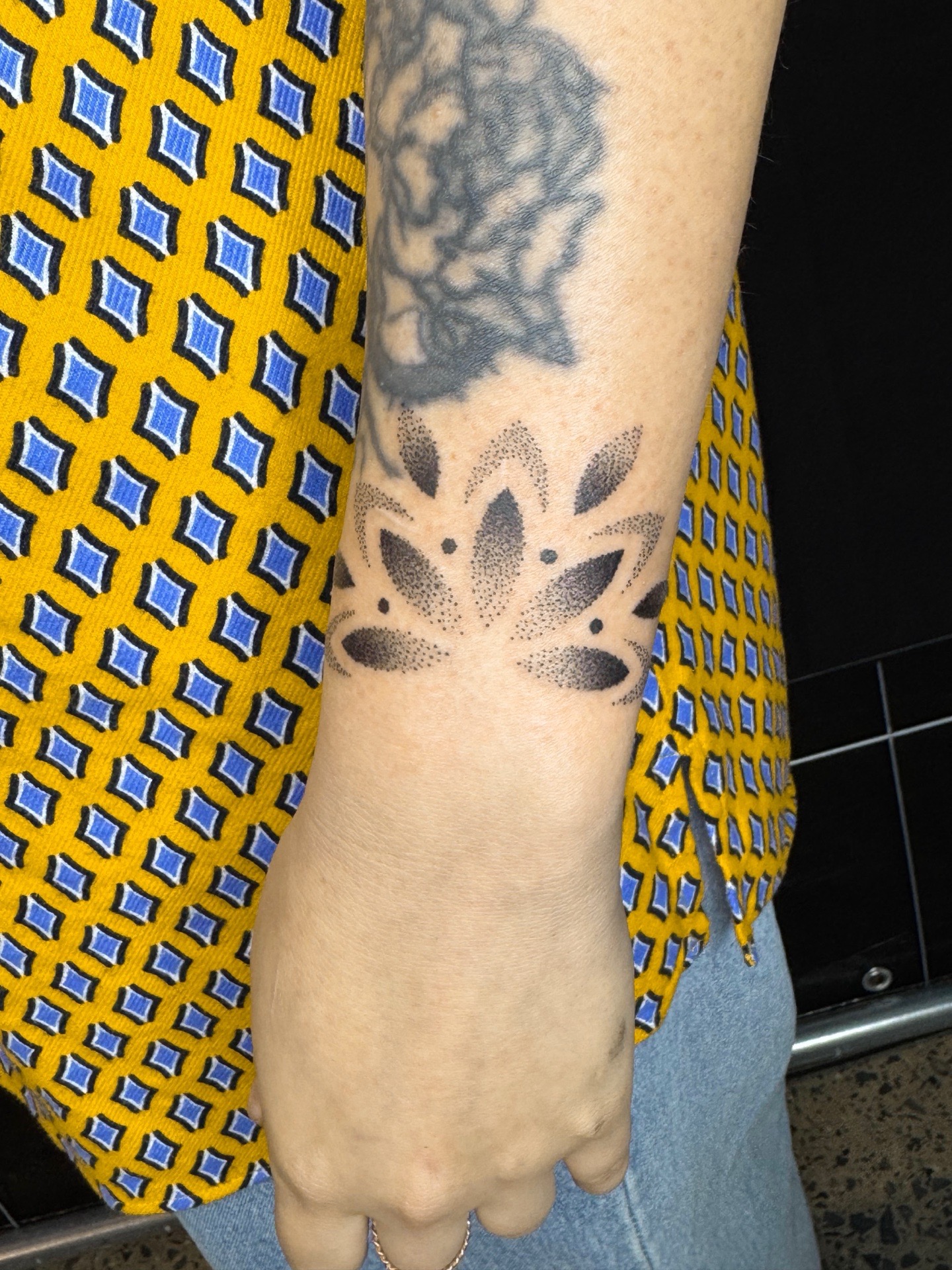 Bracelet minimaliste de style mandala, réalisé avec une technique ornementale délicate.