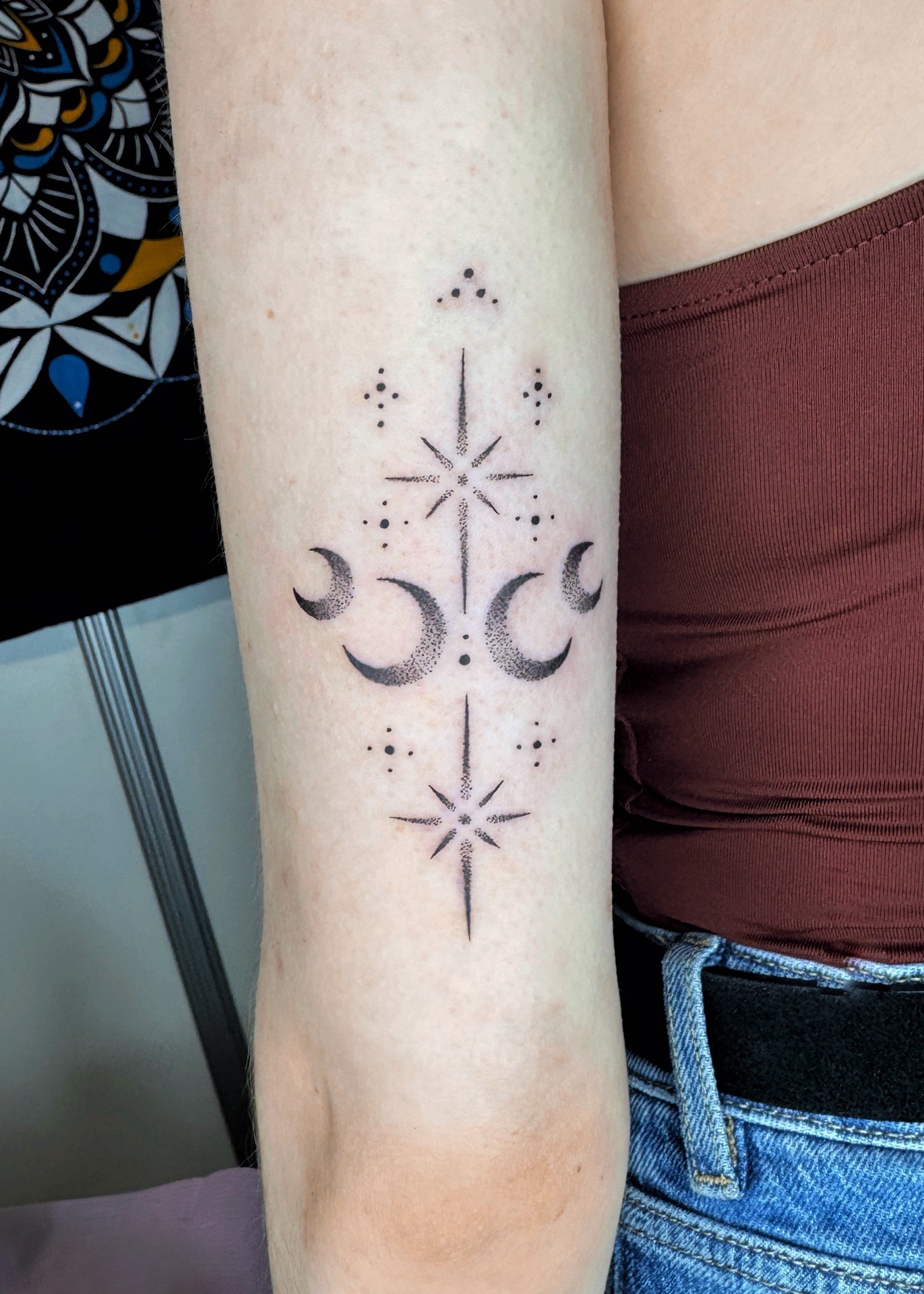 Tatouage ornemental en style dotwork avec une composition symétrique verticale.