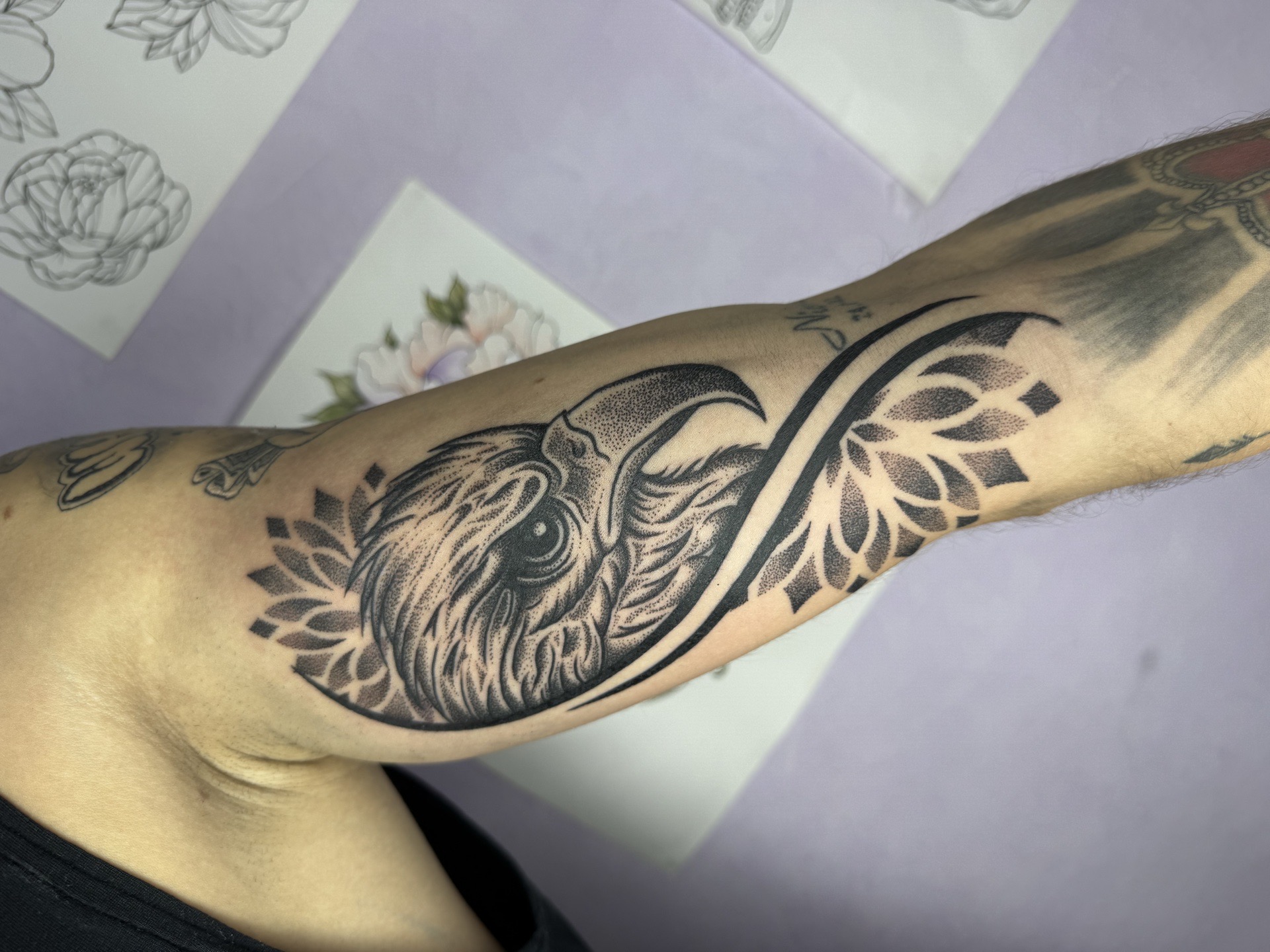 Tatouage d’aigle combiné avec des motifs de mandala.