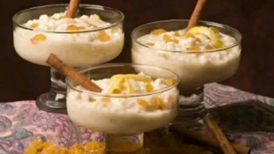 ارز بالحليب مع برش جوز الهند والزبيب