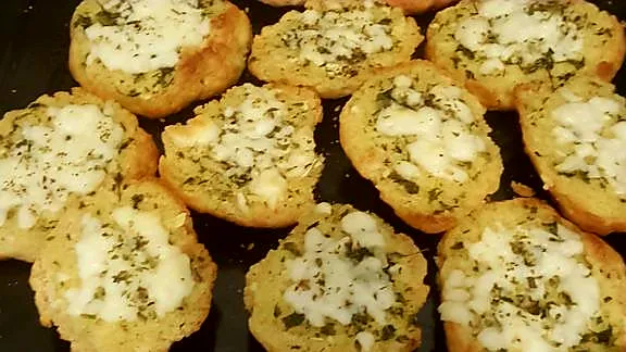 خبز بالثوم والجبنة