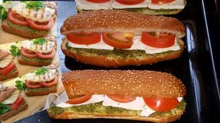 سندويش جبنة الحلوم مع صوص البيستو