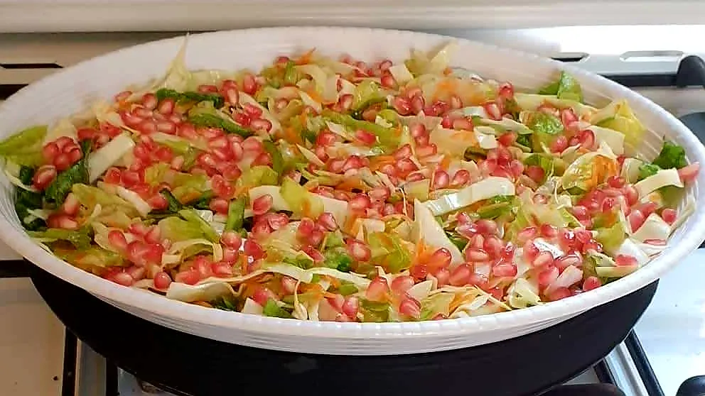 سلطة الملفوف والخس