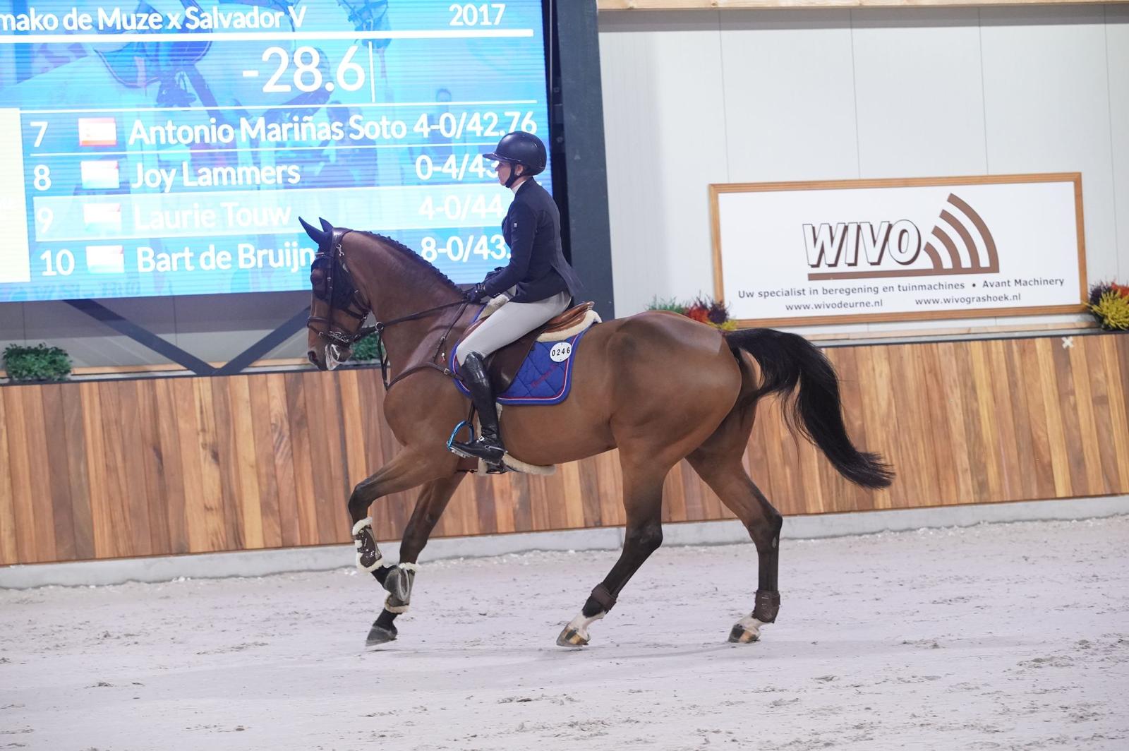 Eveline springpaard showjumping Keulen Hermans stables stal