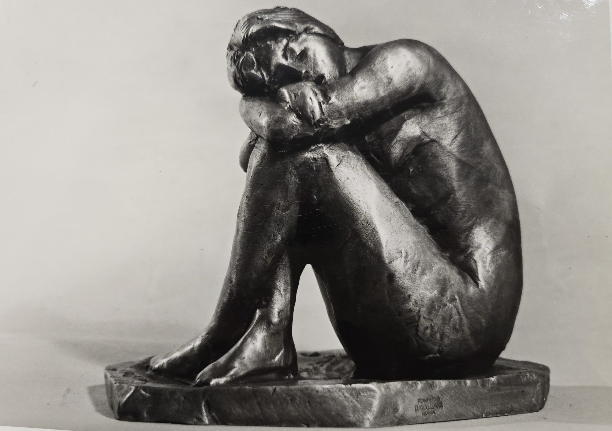 Scultura di bozzetto in bronzo di donna accovacciata di Klirò