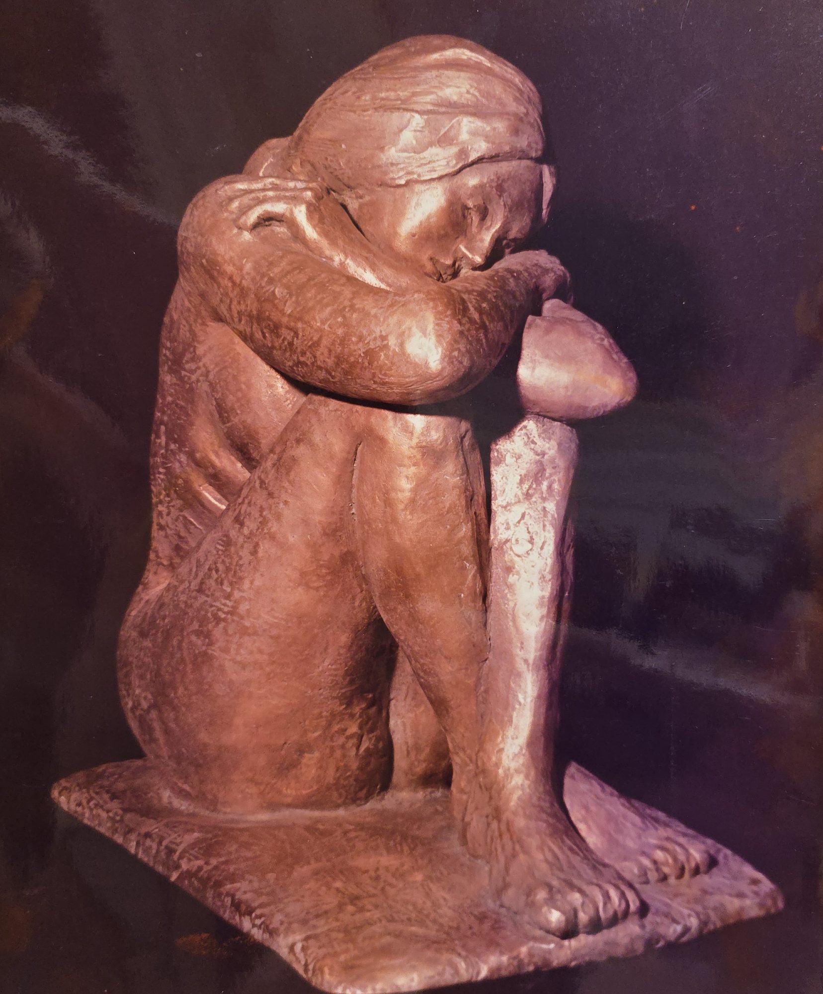 Scultura in bronzo di donna accovacciata di Klirò