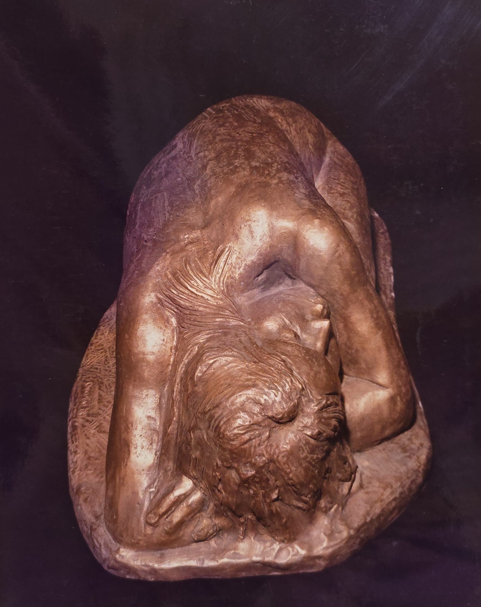 Scultura in bronzo di donna accovacciata a terra di Klirò